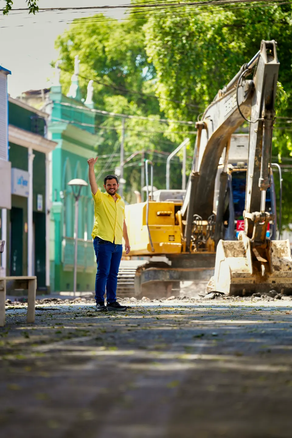 Renato Junior acompanha obra com escavadeira em uma rua arborizada do Centro