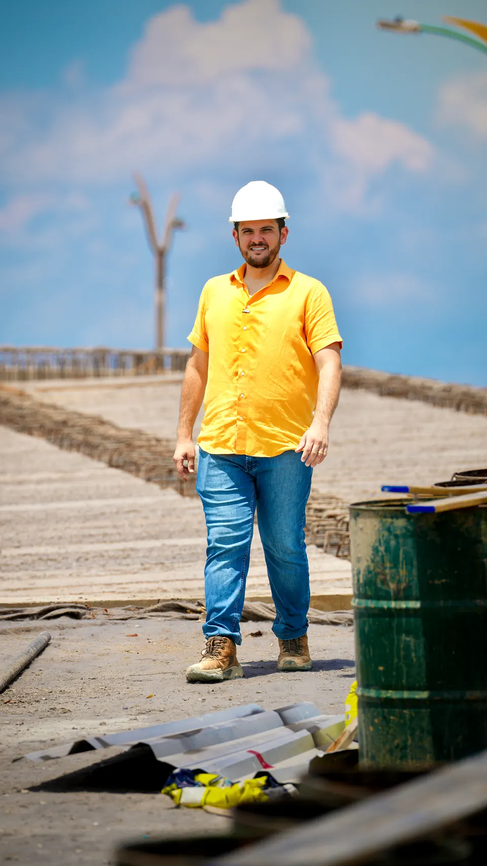Renato Junior sobre a estrutura de um viaduto em construção